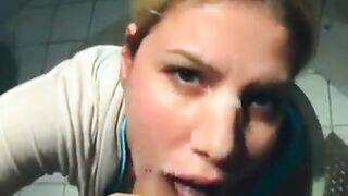 Deutscher Blondine mit großen Titten Blowjob im Badezimmer