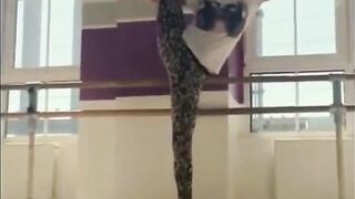 Palina Rojinskis große natürliche deutsche Brüste