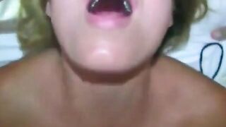 Deutsche Amateurin mit großen Titten liebt Anal und Sperma schlucken